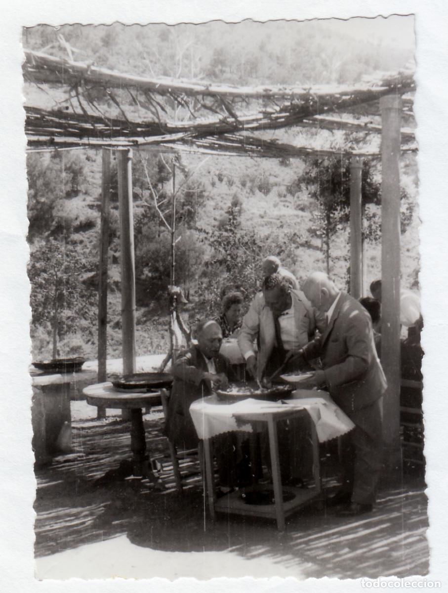 Fotograf&iacute;a antigua: Paellas. Sirviendo la paella. A&ntilde;os 50 pc