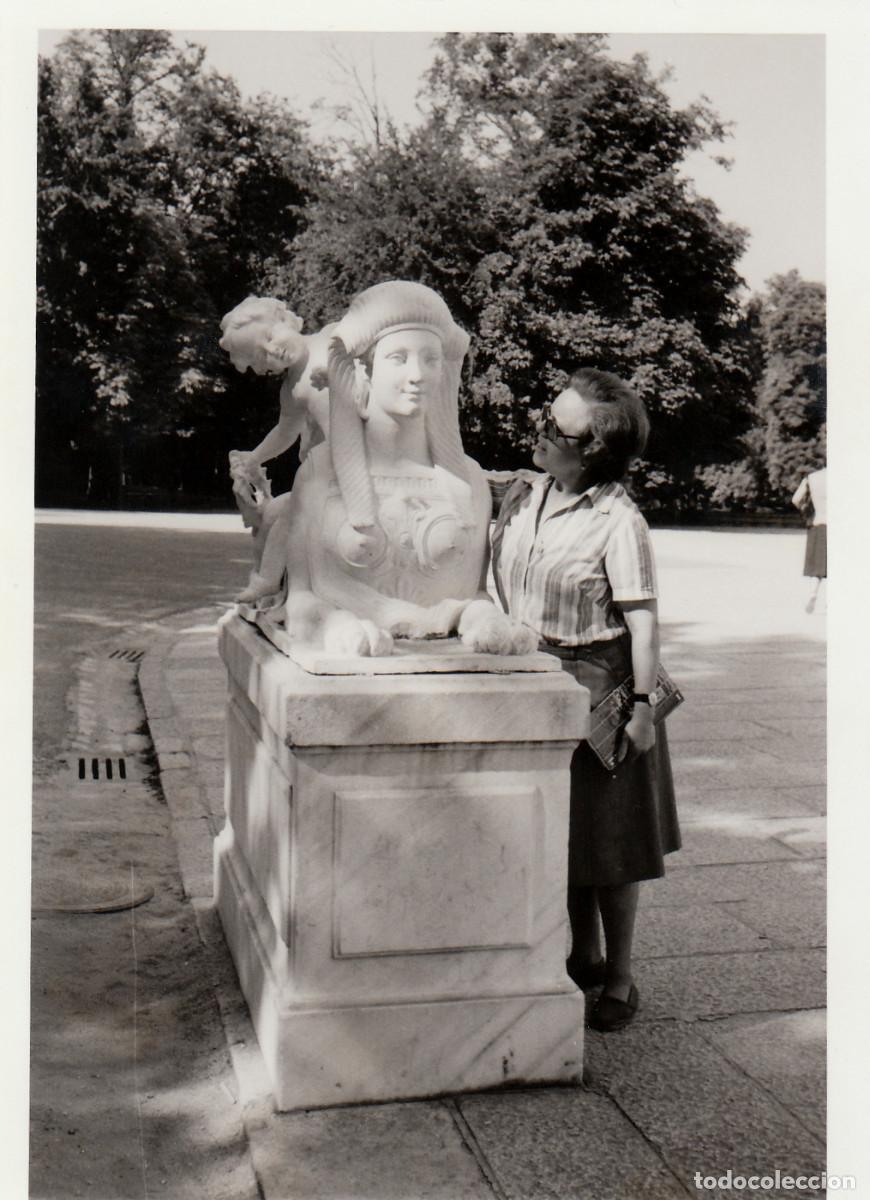 Fotograf&iacute;a antigua: Granja de San Ildefonso, Segovia. Estatua esfinge. A&ntilde;os 70 pc