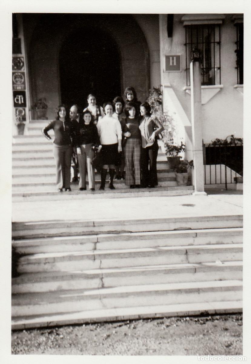 Fotograf&iacute;a antigua: En las escaleras del hotel. Pe&ntilde;&iacute;scola, Castell&oacute;n. A&ntilde;os 70 pc