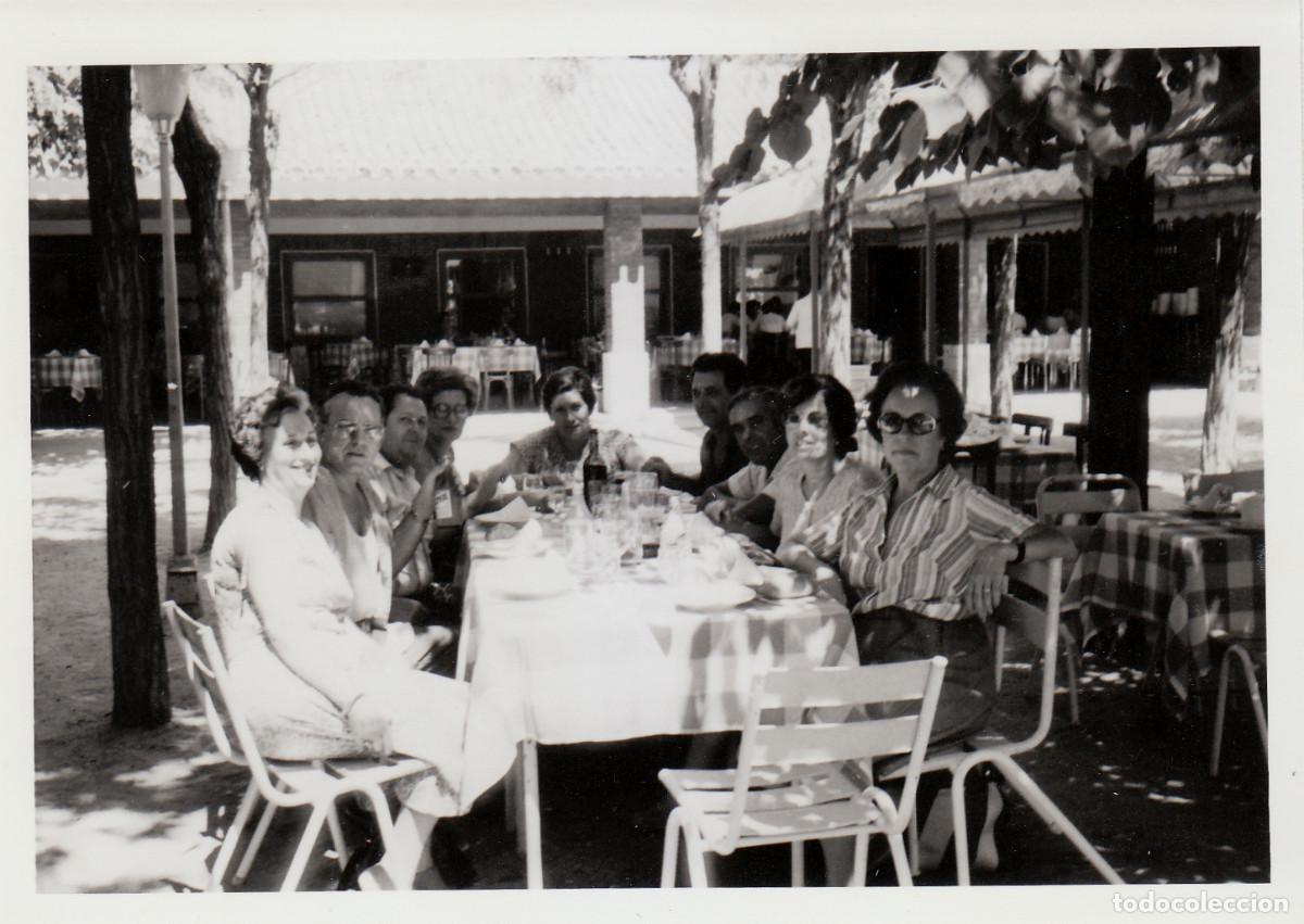 Fotograf&iacute;a antigua: En el restaurante. Aranjuez, Madrid. A&ntilde;os 70 pc