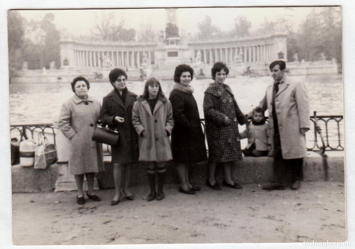Fotograf&iacute;a antigua: Grupo familiar en El Retiro, Madrid. A&ntilde;os 60 pc