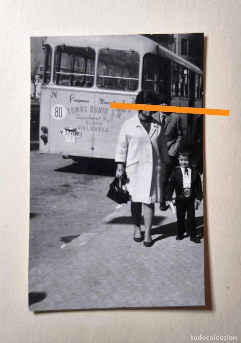 Fotograf&iacute;a antigua: Antigua fotograf&iacute;a. Valencia. Escena urbana. Autob&uacute;s p&uacute;blico. A&ntilde;os 60