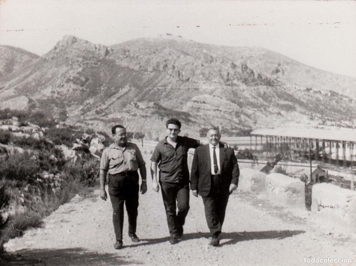 Fotograf&iacute;a antigua: Tr&iacute;o de amigos paseando por las afueras de Viver, Castell&oacute;n. A&ntilde;os 60 pc
