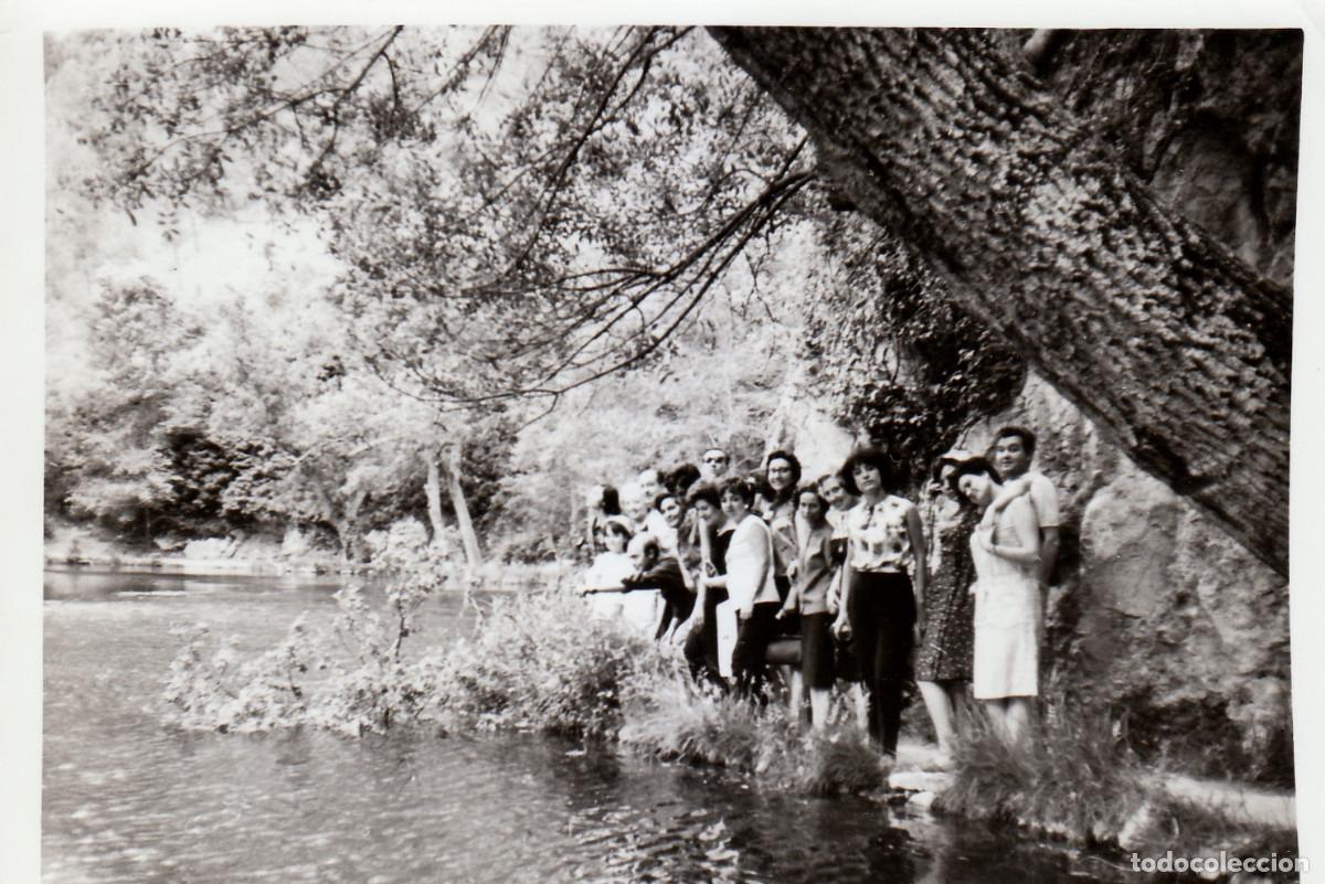 Fotograf&iacute;a antigua: Grupo de amigos en el Monasterio de Piedra. A&ntilde;os 70 pc
