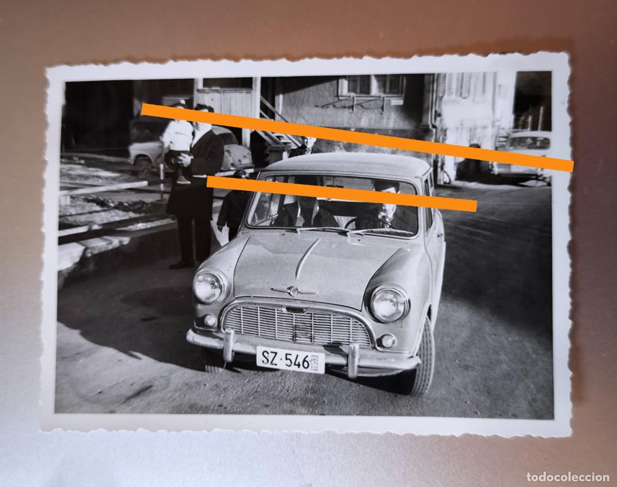 Fotograf&iacute;a antigua: Antigua fotograf&iacute;a. Coche Mini. A&ntilde;os 60