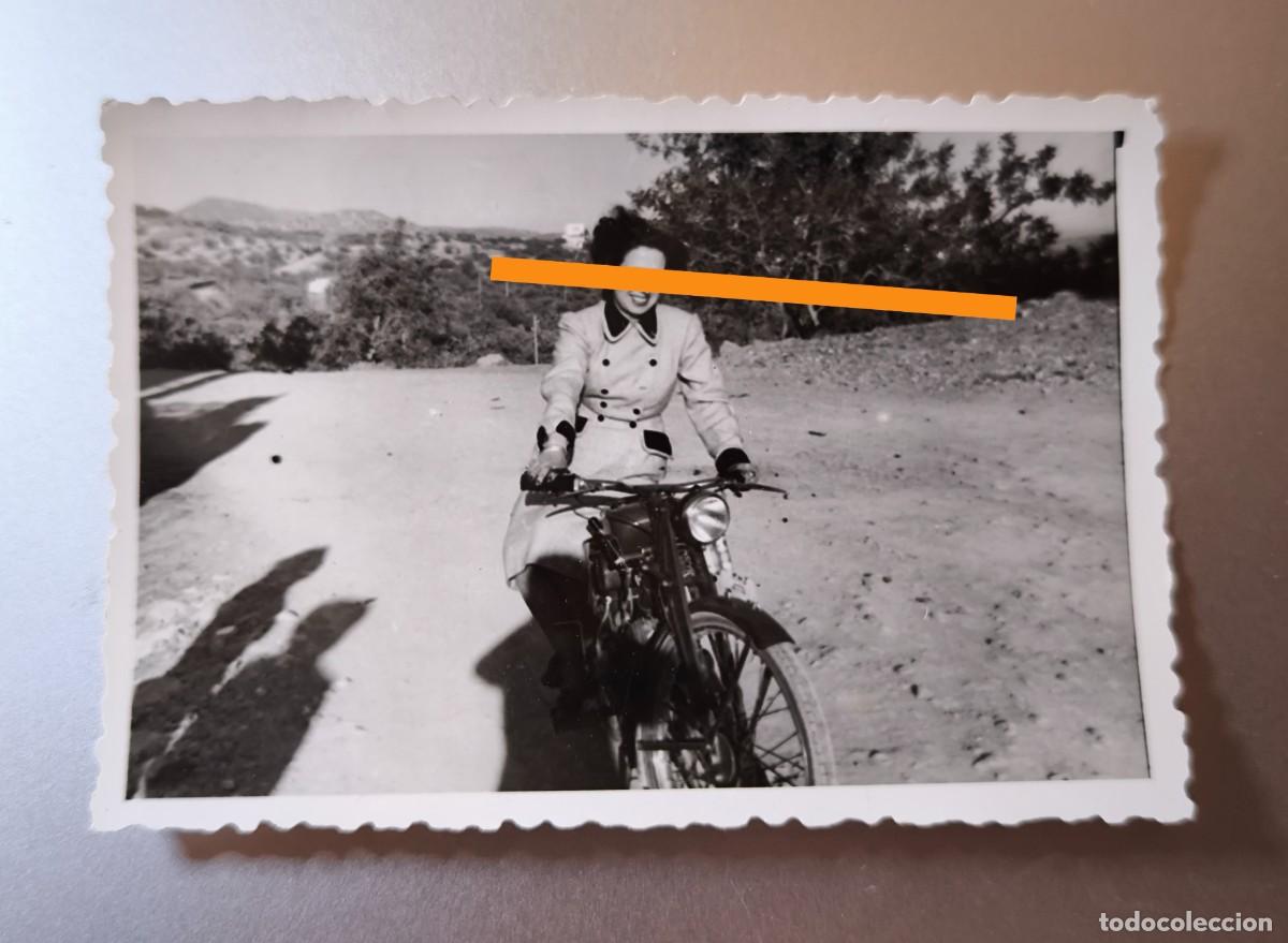 Fotograf&iacute;a antigua: Antigua fotograf&iacute;a. Chica con la motocicleta. A&ntilde;os 50