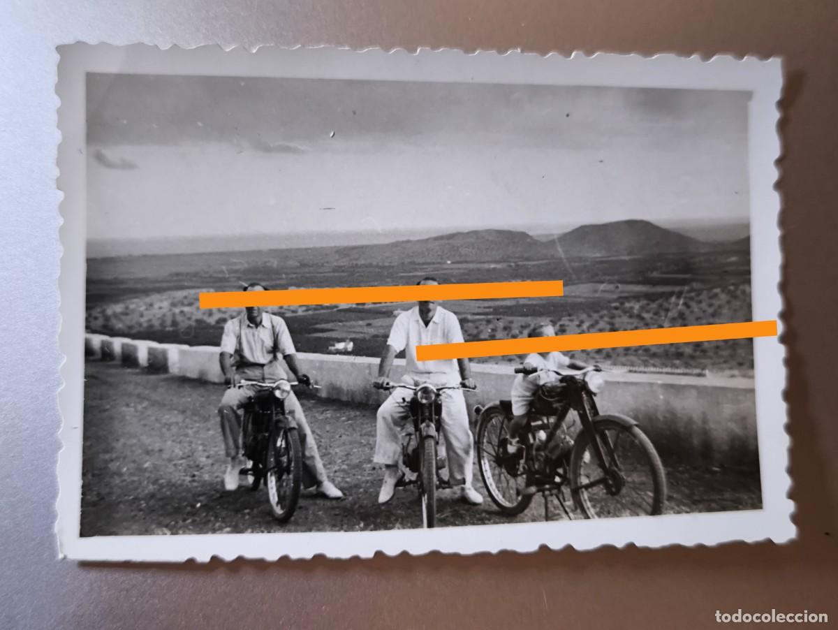 Fotograf&iacute;a antigua: Antigua fotograf&iacute;a. Paseo en motocicleta. A&ntilde;os 50