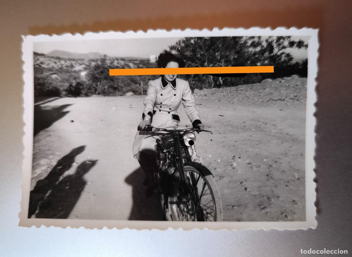 Fotograf&iacute;a antigua: Antigua fotograf&iacute;a. Chica con la motocicleta. A&ntilde;os 50
