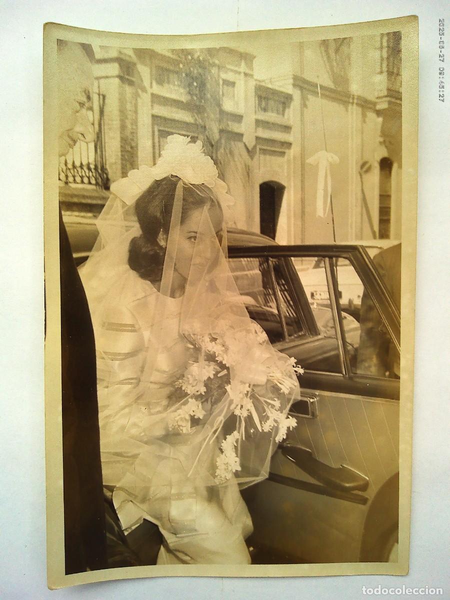 Fotograf&iacute;a antigua: FOTO DE BODA : NOVIA SALIENDO DEL COCHE NUPCIAL ....... 12 X 18 CM