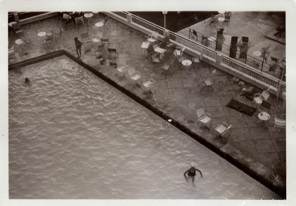 Fotografia antiga: Vista a&eacute;rea de la piscina de un hotel. Ba&ntilde;istas, mesitas, sillas. A&ntilde;os 50 pc