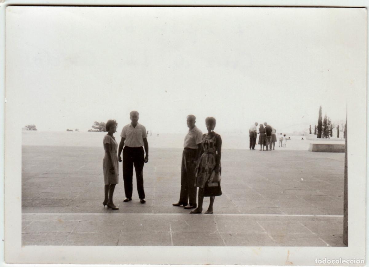 Fotografia antiga: Parejas en la Cruz de los Ca&iacute;dos. A&ntilde;os 60 pc