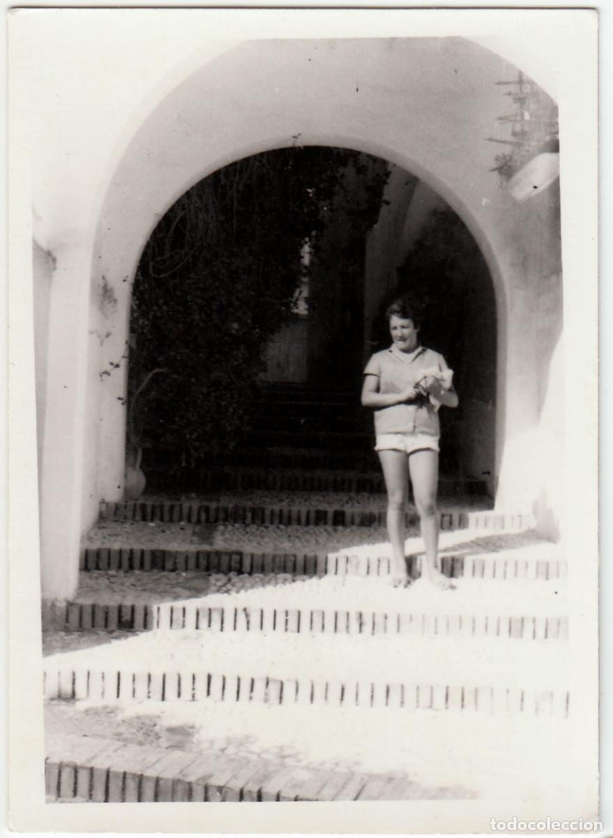 Fotografia antiga: Mujer en Benidorm, Alicante. A&ntilde;os 60 pc
