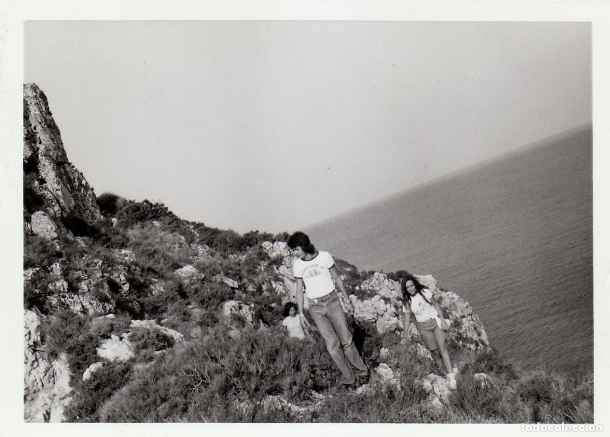 Fotograf&iacute;a antigua: Preciosa foto. Atravesando un coll en los Malgrats, Mallorca. A&ntilde;os 70 pc