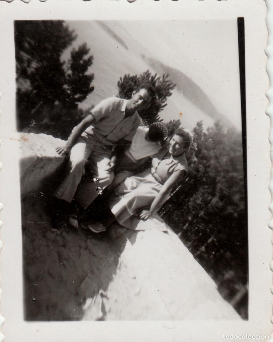 Fotograf&iacute;a antigua: Pareja en la Virgen de la Roca, Bayona, Pontevedra. A&ntilde;os 50 pc