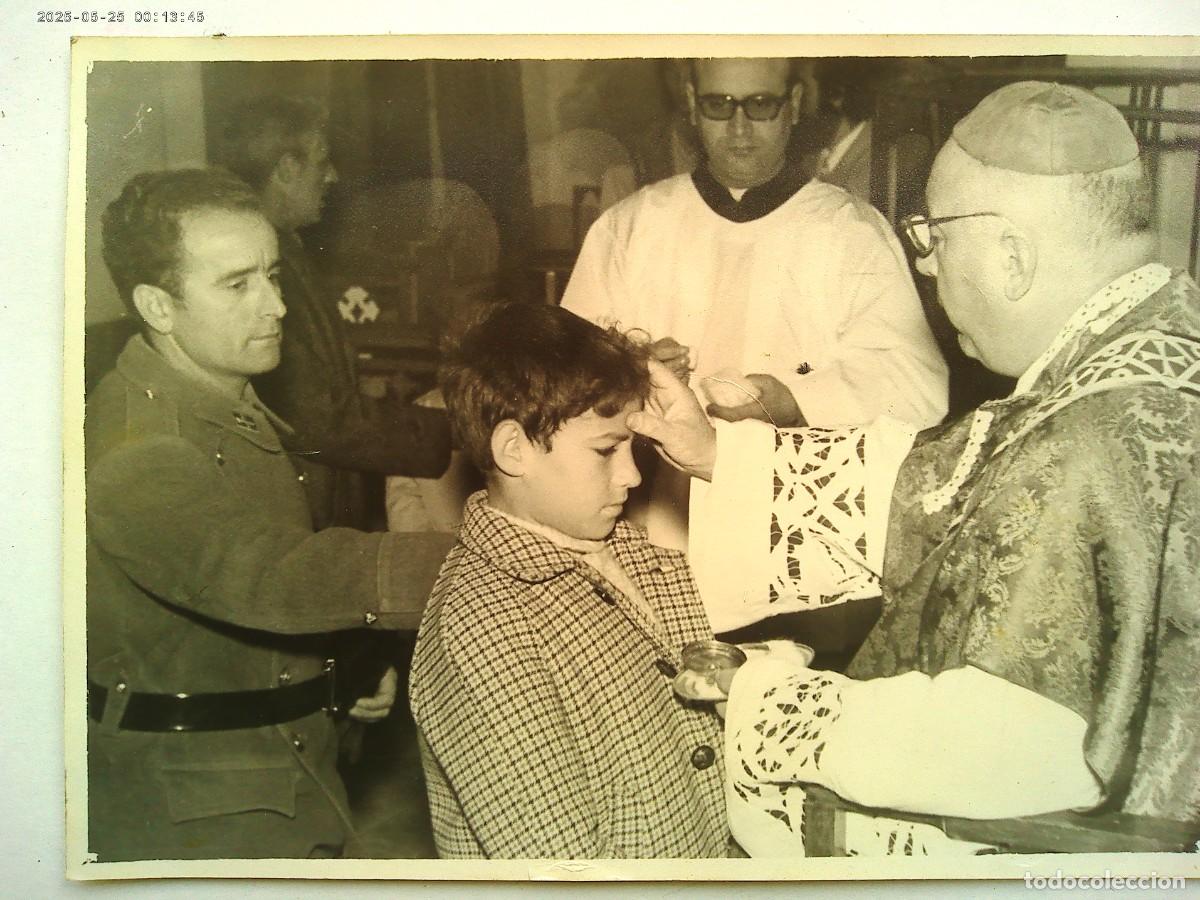 Fotograf&iacute;a antigua: FOTO DE OBISPO CONFIRMANDO A NI&Ntilde;O, GUARDIA CIVIL PADRINO. DE MIGUEL ANGEL, BADAJOZ .. 12,5 X 17,5 CM