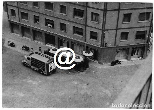 Fotografia antiga: FOTO CAMION REPARTO COCA-COLA BAR PIMPINELA TERRAZA POSIBLEMENTE BARCELONA