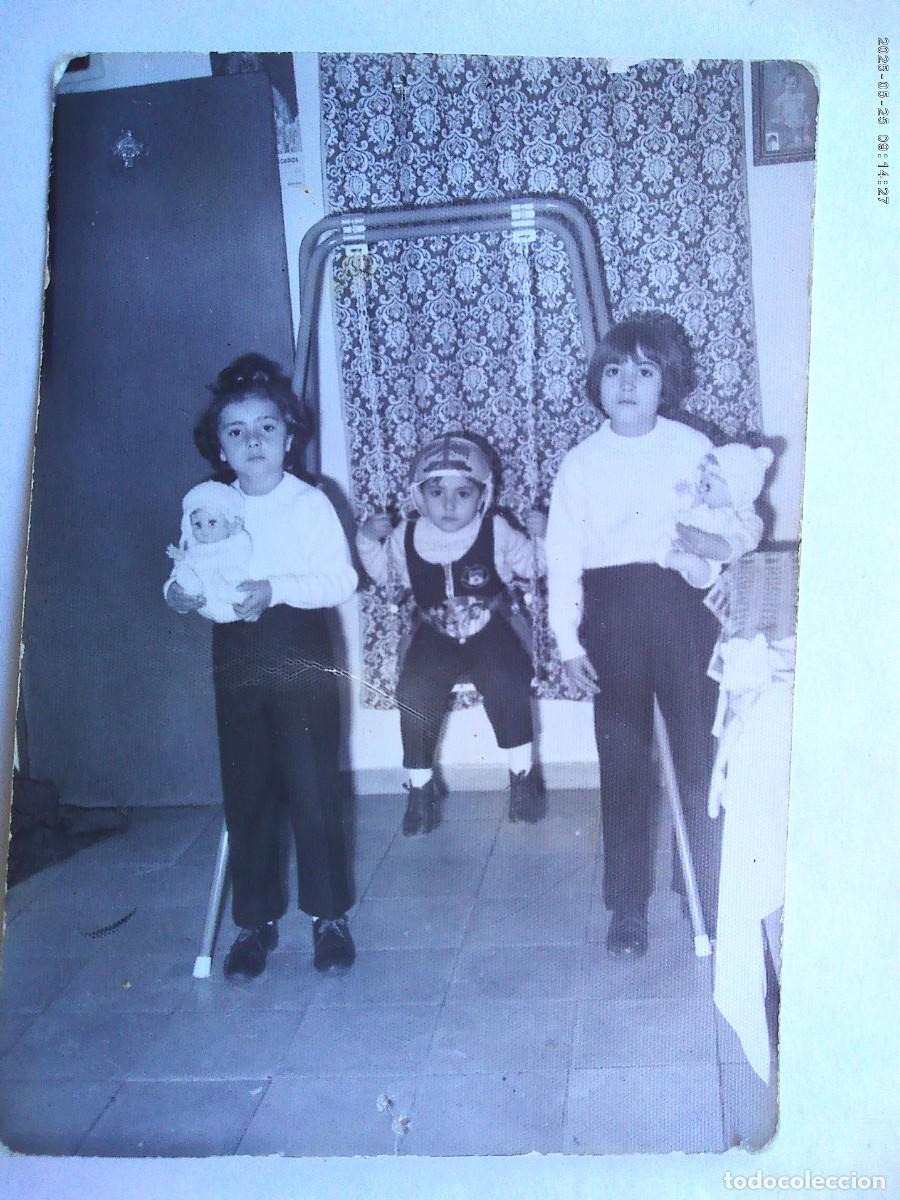 Fotograf&iacute;a antigua: FOTO DE NI&Ntilde;AS CON MU&Ntilde;ECAS , NI&Ntilde;O EN COLUMPIO