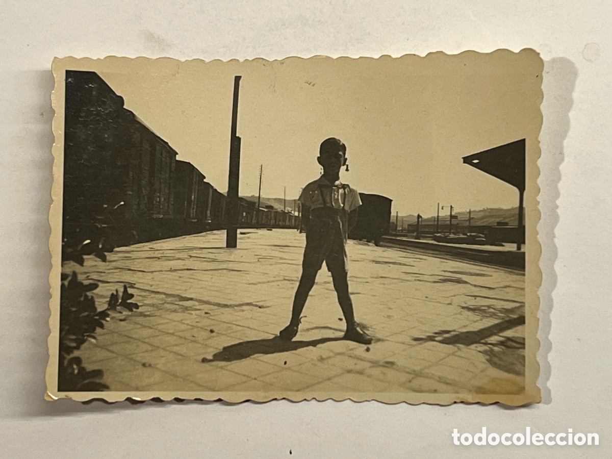 Fotograf&iacute;a antigua: VALENCIA FERROCARRIL.. Fotograf&iacute;a Ni&ntilde;o en la Terminal ferro portuaria (h.1950?)