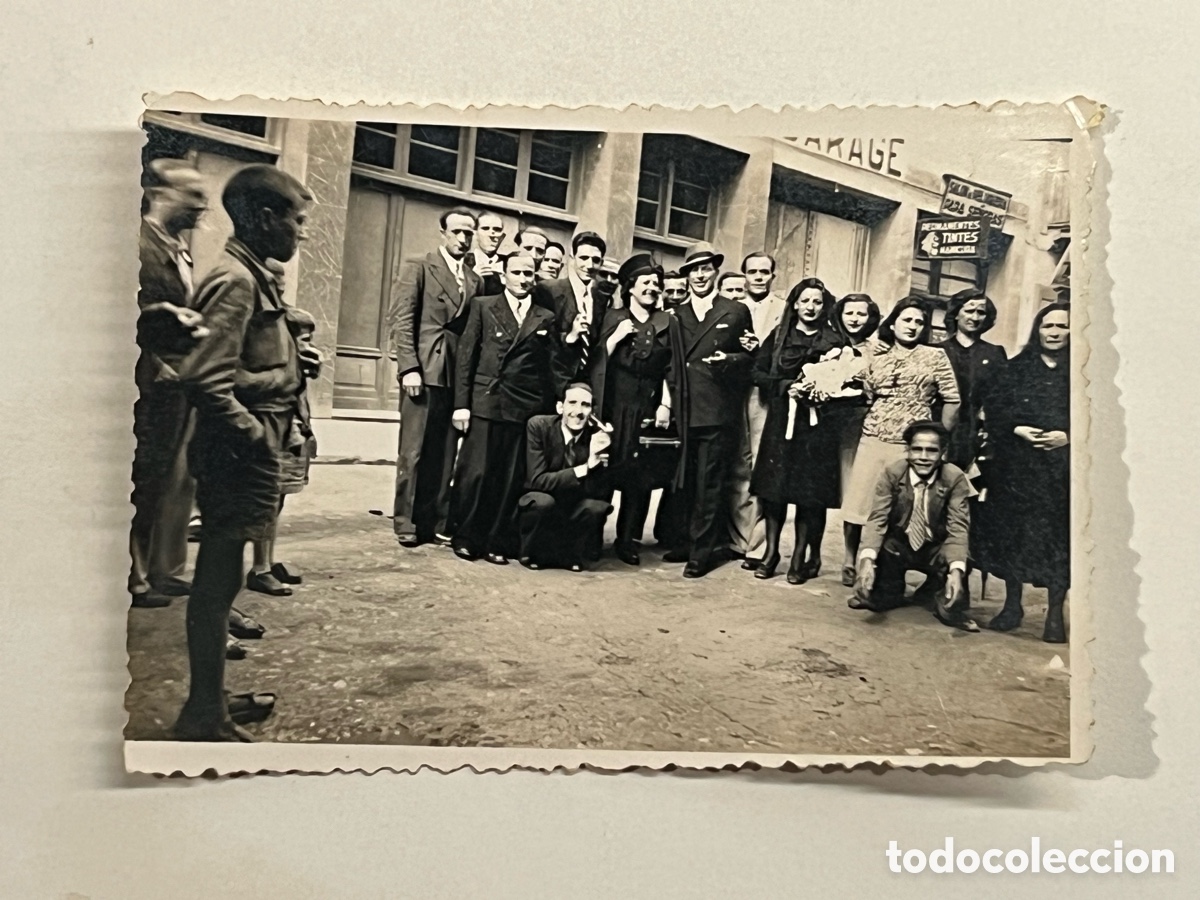 Fotograf&iacute;a antigua: VALENCIA. Fotograf&iacute;a de postguerra.. Aquel d&iacute;a en que nos casamos de riguroso negro&hellip; (h.1950?)