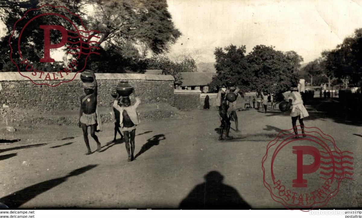 Fotograf&iacute;a antigua: WATERING THE ROADS JAPAN 14 *8 cm Fonds Victor FORBIN 1864-1947
