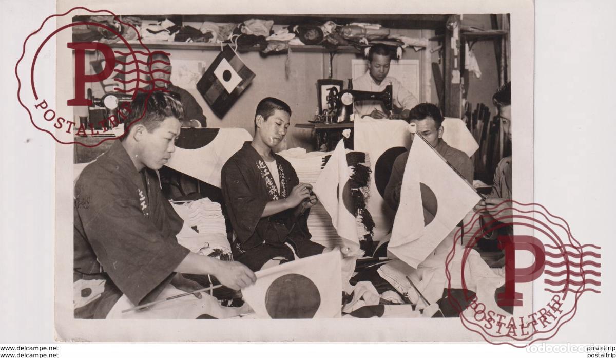 Fotografia antiga: FLAG MAKERS AT WORK PREPARING IMPERIAL SILVER WEDDING JAPON JAPAN 17*12 cm Fonds Victor FORBIN 186