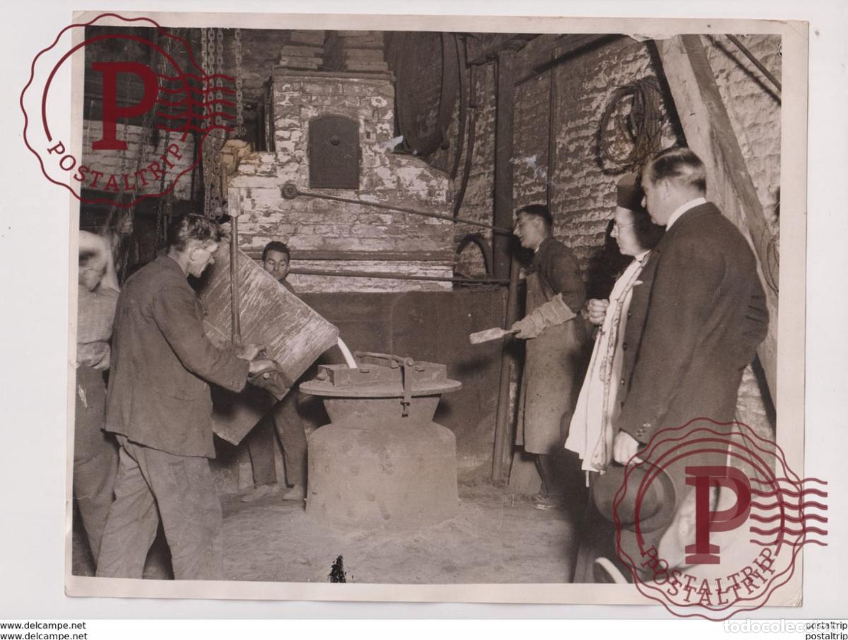 Fotograf&iacute;a antigua: CASTING AT A LONDON FOUNDRY KENT SCHOOL CONNECTICUT BELLS 25*20 cm Fonds Victor FORBIN 1864-1947