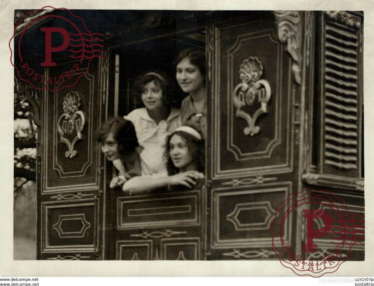 Photographie ancienne: GIRLS HAPPY HOLIDAY IN A CARAVAN 21*16CM Fonds Victor FORBIN 1864-1947