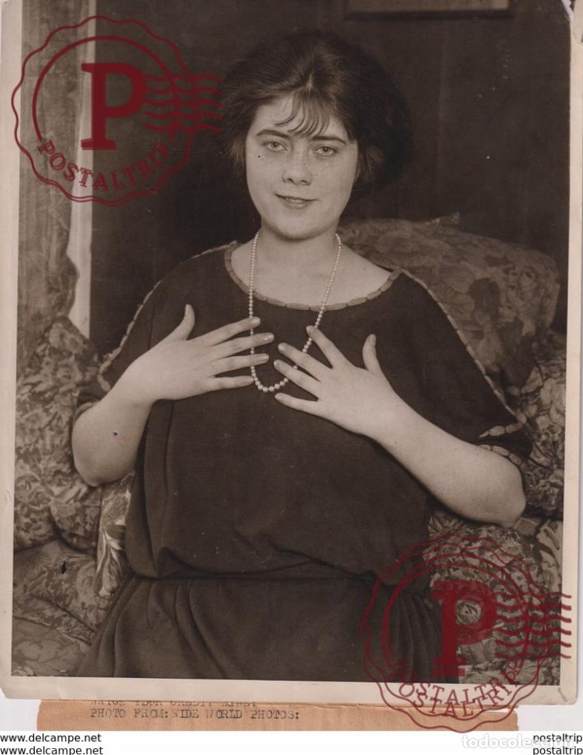 Antique Photography: MISS MARY MEEKER EASTERN PARKWAY BROOKLYN MOST BEAUTIFUL HANDS 25*20CM Fonds Victor FORBIN 1864-194