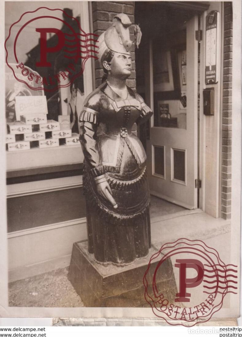 Antique Photography: NEW YORK USA FEMALE INDIAN STATUE IN FRONT OF A CIGAR STORE 20*15CM Fonds Victor FORBIN 1864-1947