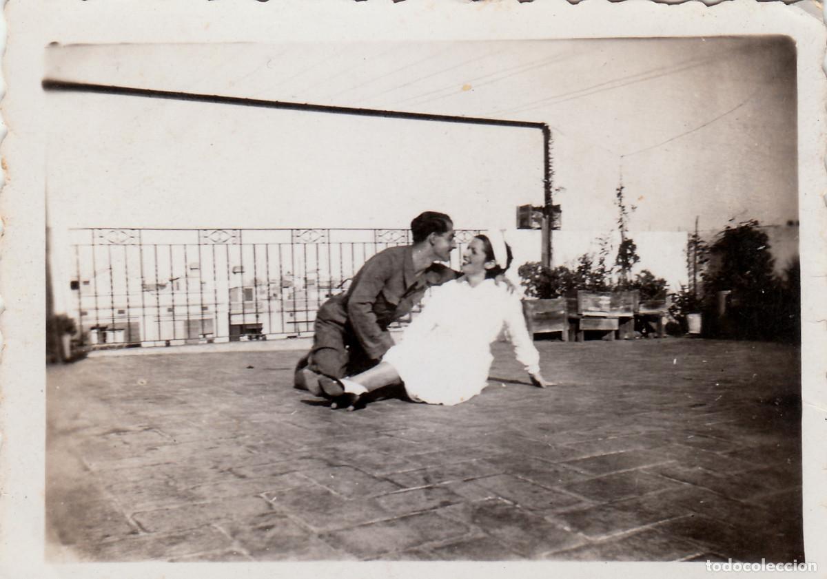 Photographie ancienne: La enfermera y el militar abrazados. A&ntilde;os 40 pc