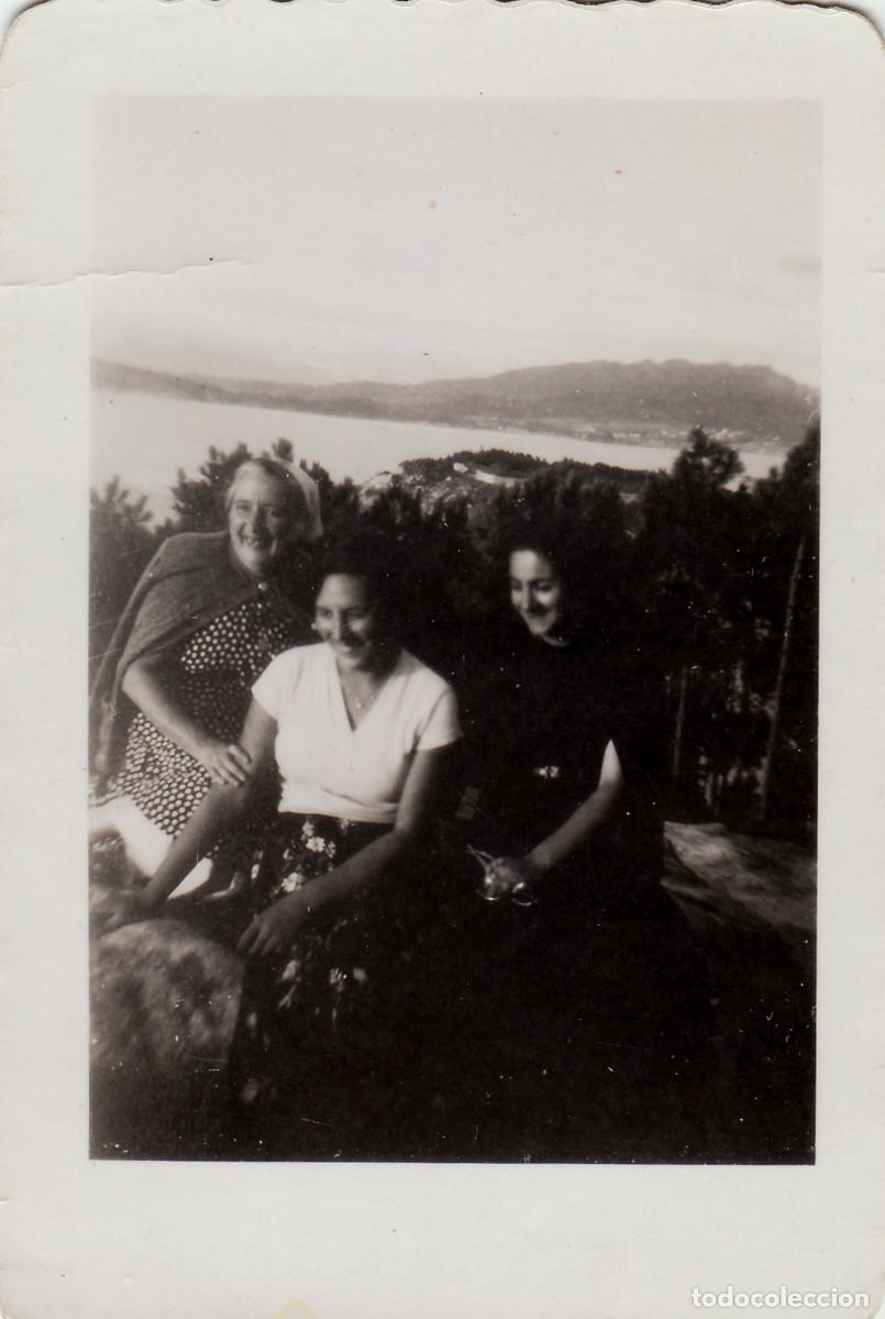 Fotograf&iacute;a antigua: Mujeres. Vista de Bayona, Pontevedra. A&ntilde;os 50 pc
