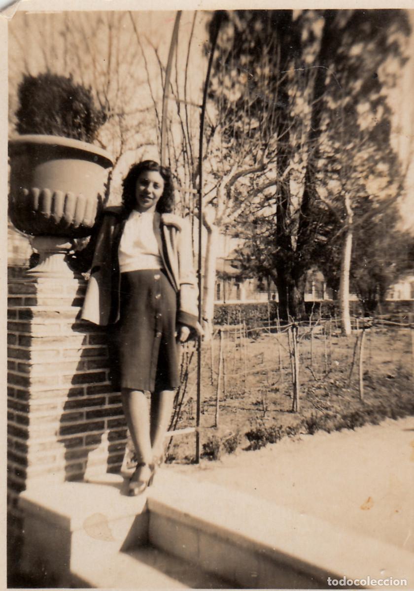 Fotograf&iacute;a antigua: Mujer. Parque. Foto Gonzalo, Salamanca. A&ntilde;os 40 pc