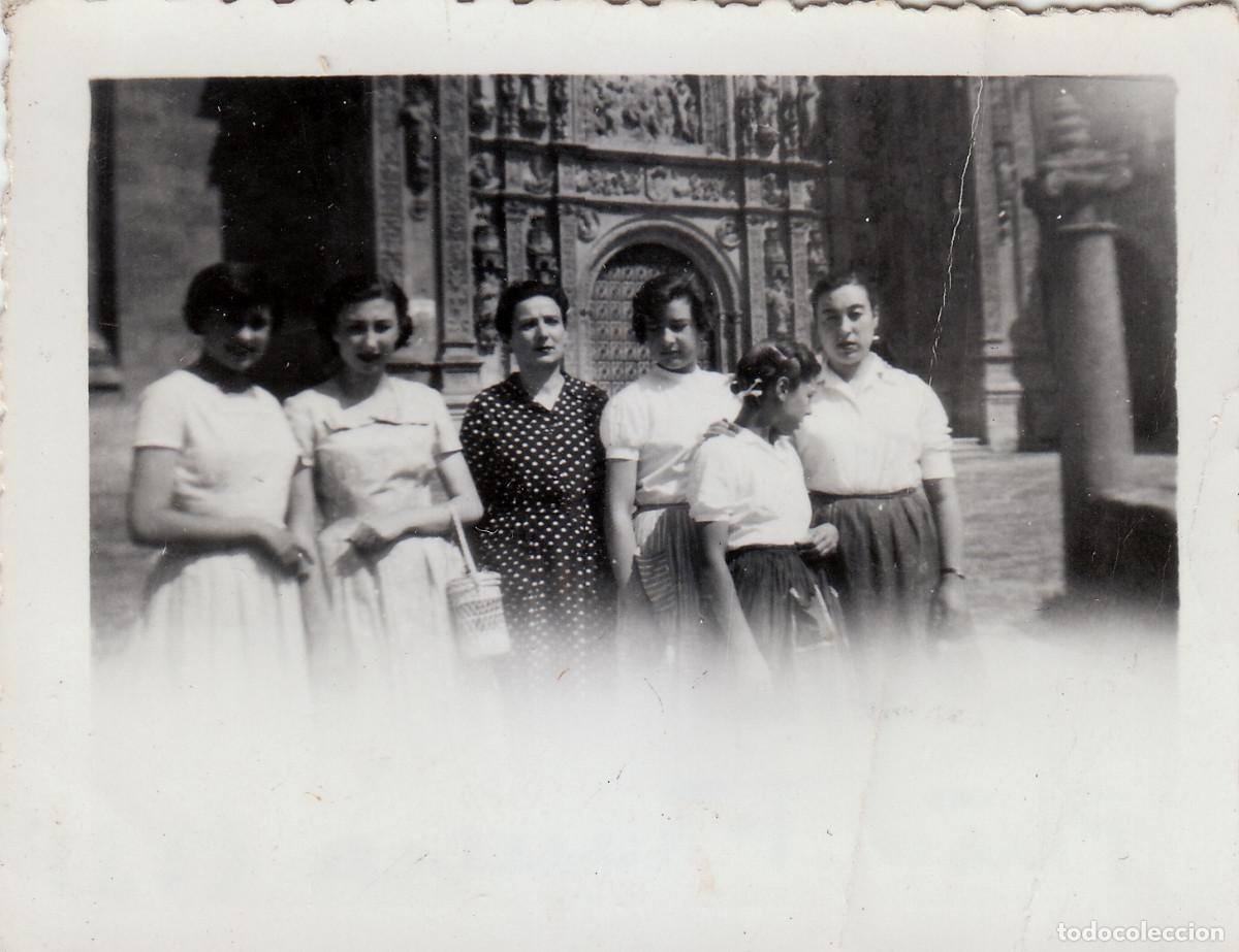 Fotograf&iacute;a antigua: Mujeres en la puerta de la catedral de Salamanca. A&ntilde;os 50 pc