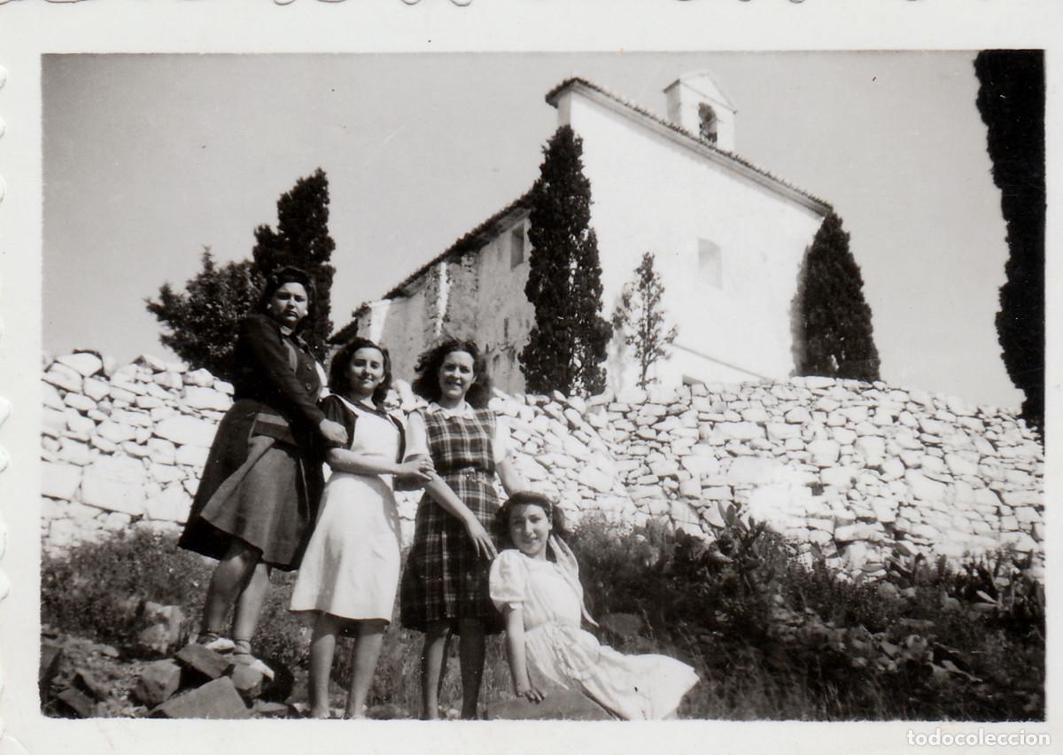 Fotograf&iacute;a antigua: 5 fotos. Gilet, Val&egrave;ncia. Chicas, amigas. Ermita San Miguel, Santo Esp&iacute;ritu. A&ntilde;os 50 pc