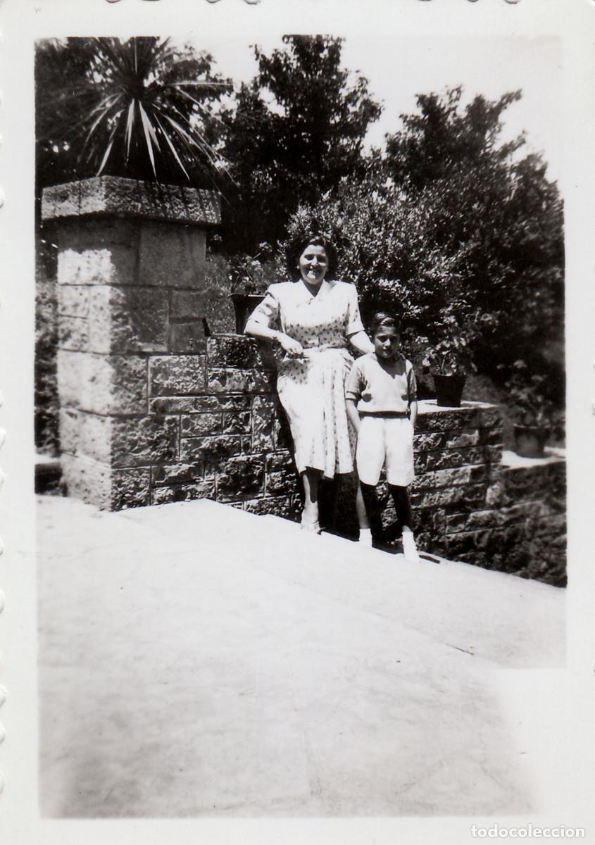 Fotograf&iacute;a antigua: Mujer y ni&ntilde;o en parque de Pamplona?. A&ntilde;os 50 pc