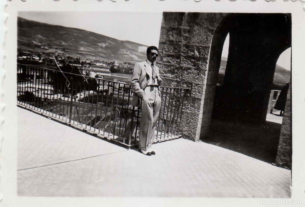 Fotograf&iacute;a antigua: Caballero. Vista de Pamplona?. A&ntilde;os 50 pc