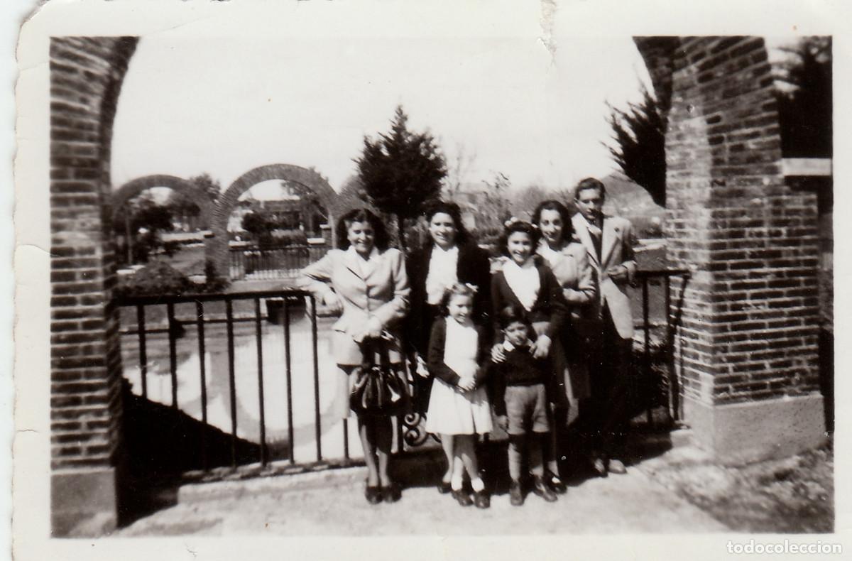 Fotograf&iacute;a antigua: Familia en el parque de la Media Luna de Pamplona. A&ntilde;os 50 pc