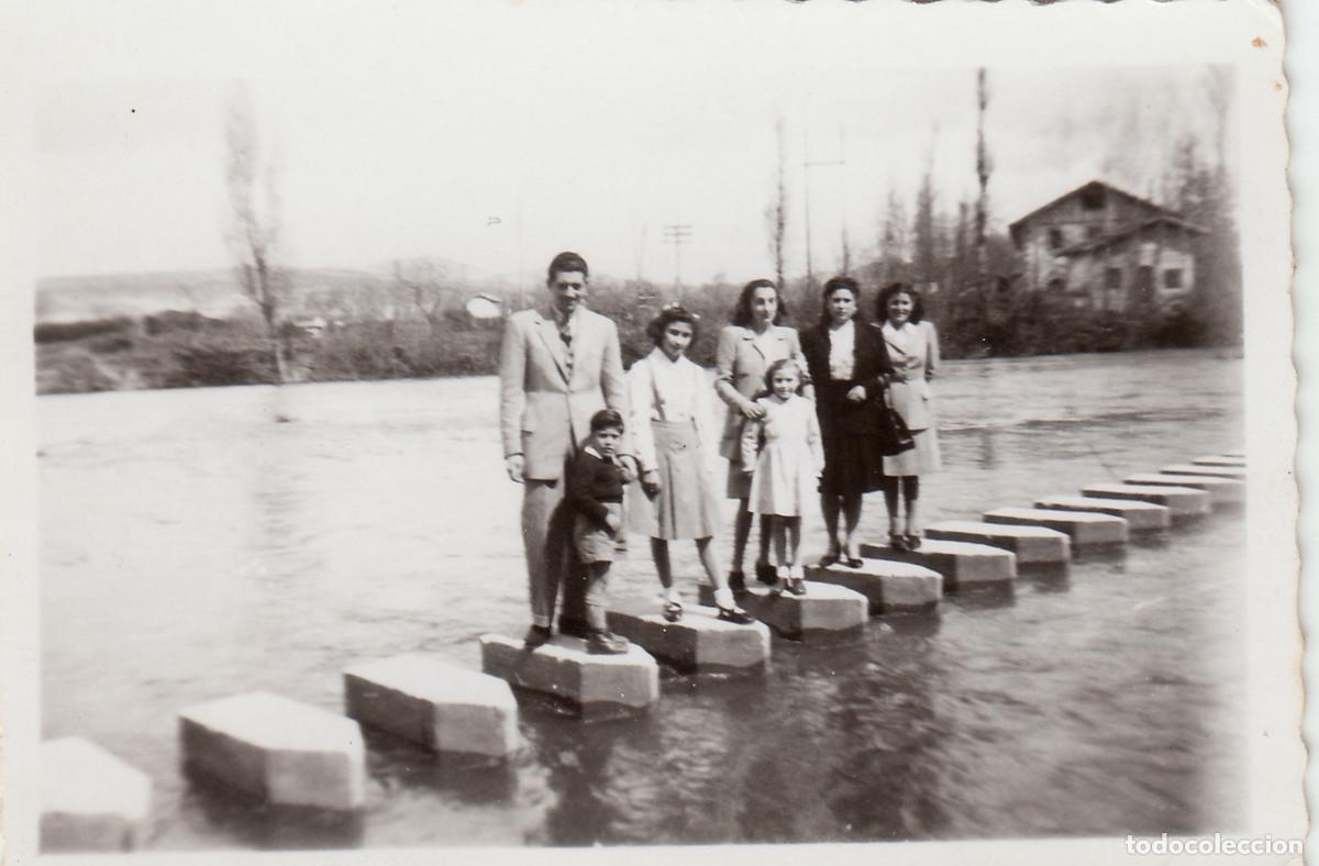 Fotograf&iacute;a antigua: Familia cruzando por una pasarela sobre el r&iacute;o Arga, Pamplona. A&ntilde;os 50 pc