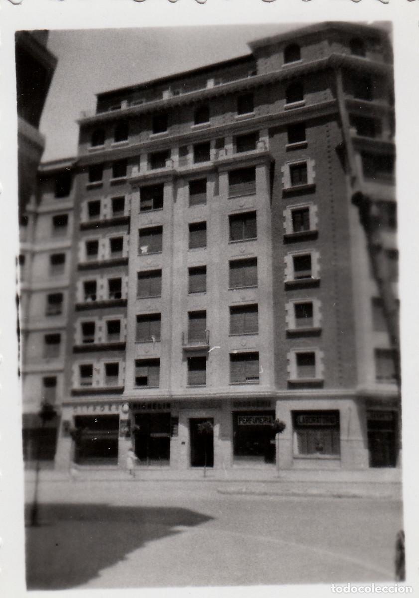 Fotograf&iacute;a antigua: Edificio Avenida Carlos III n&ordm; 63 de Pamplona, con un taller de Citro&euml;n y una Perfumer&iacute;a. A&ntilde;os 50 pc