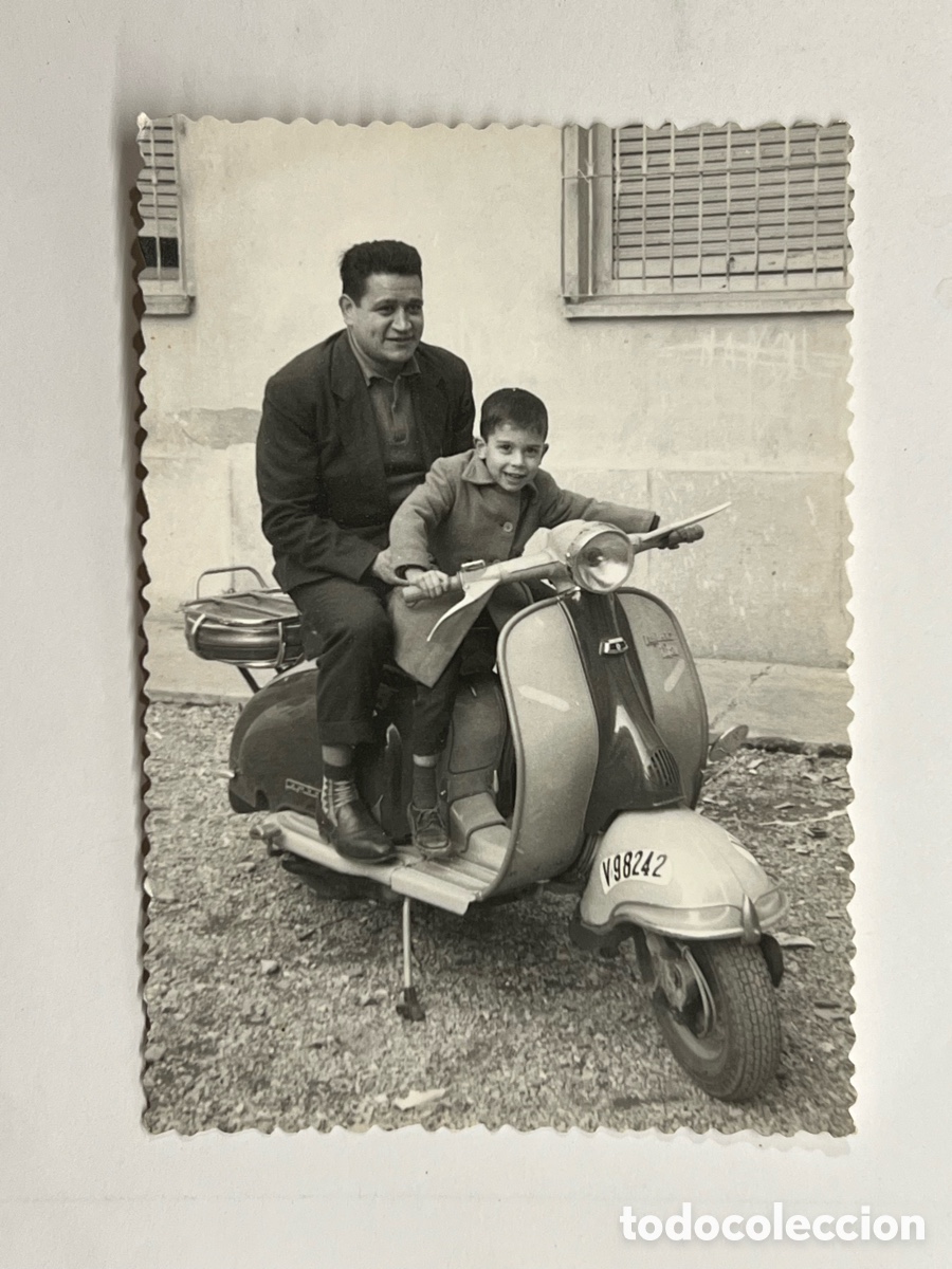 Fotograf&iacute;a antigua: NI&Ntilde;OS Y LAMBRETTA&hellip; Fotograf&iacute;a feliz con su padre en moto (a.1969) Medidas: 10 x 7 cm