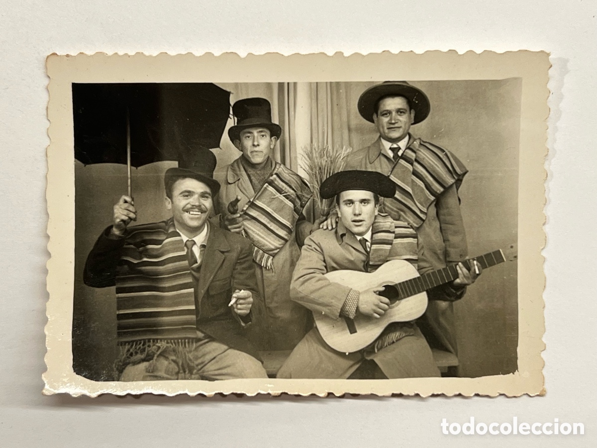 Fotograf&iacute;a antigua: MINUTEROS. Fotograf&iacute;a y llegaron los M&uacute;sicos y su guitarra.. Fotos Clavel, foto de Feria (a.1956)