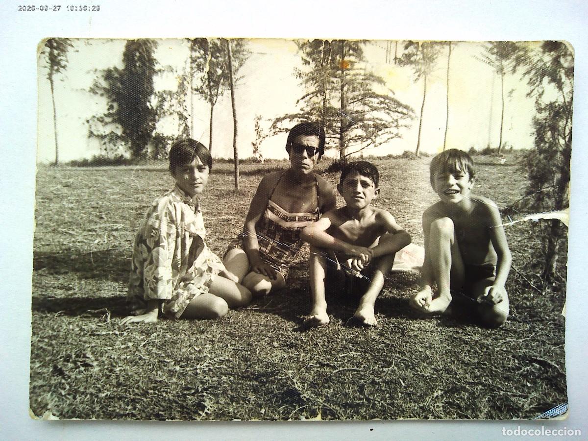 Fotografia antica: FOTO DE MUJER Y NI&Ntilde;OS EN BA&Ntilde;ADOR EN LA PISCINA