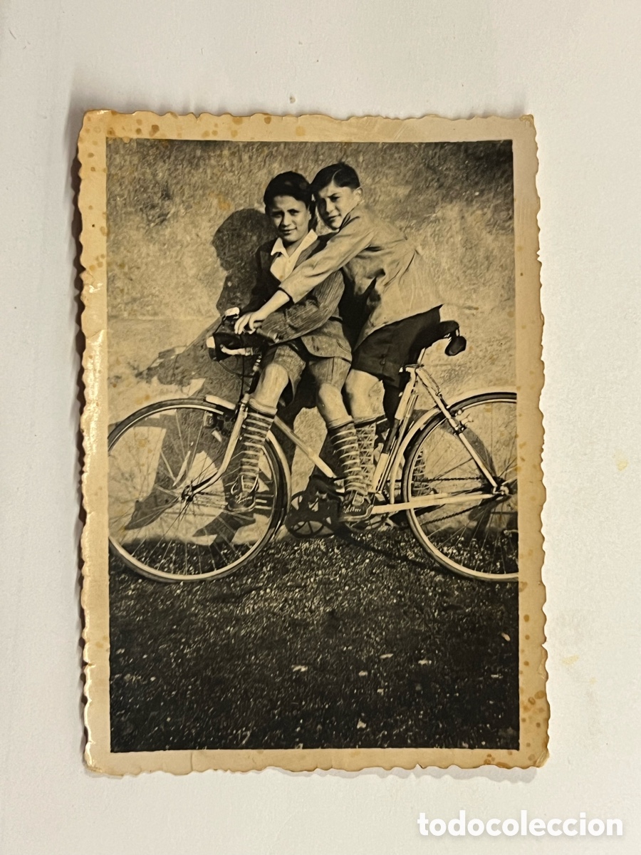 Fotograf&iacute;a antigua: NI&Ntilde;OS Y JUEGOS.. Felices con su Bicicleta, peque&ntilde;as travesuras.. (h.1945?)