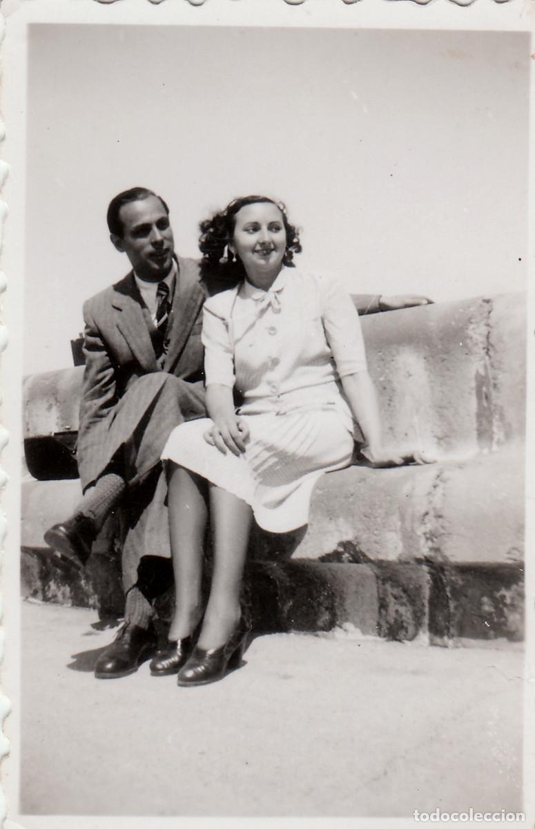 Fotograf&iacute;a antigua: 2 fotos. Parejas sonriendo en el puerto. A&ntilde;os 40 pc
