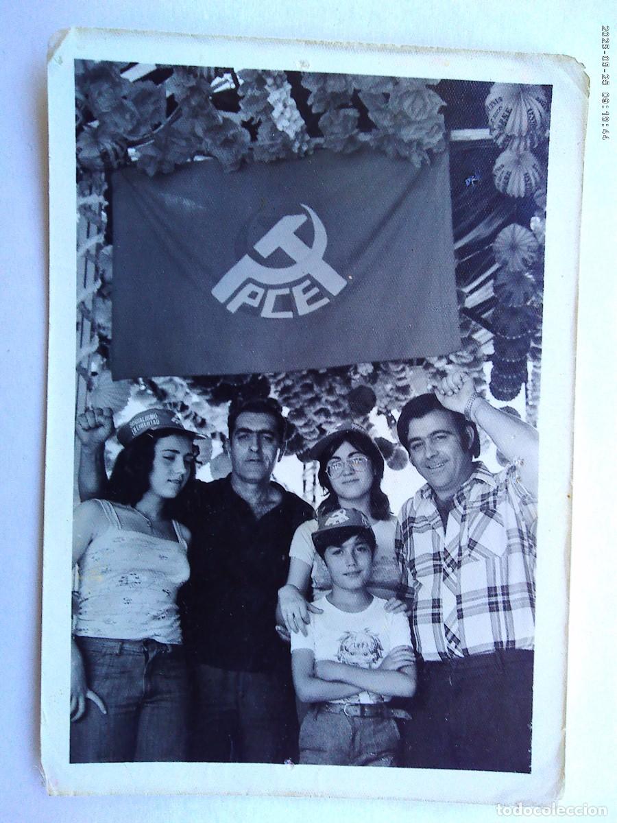 Fotograf&iacute;a antigua: FOTO DE COMUNISTAS EN LA CASETA DEL PCE , &uml; LA PECERA &uml;, DE LA FERIA DE SEVILLA