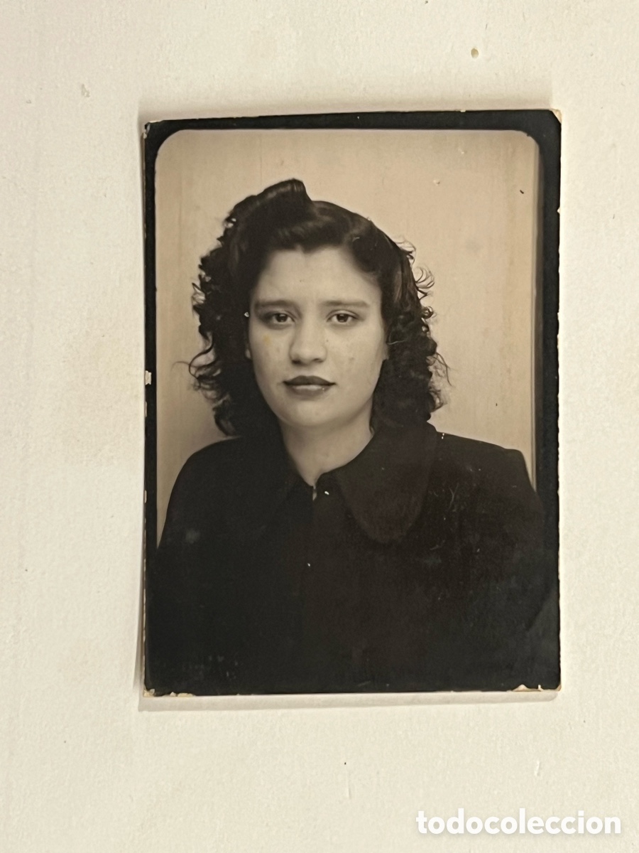 Fotograf&iacute;a antigua: FOTOMATON. Fotograf&iacute;a la joven de labios rojos.. (h.1950?) Med&iacute;das: 4 x 5,5 cm