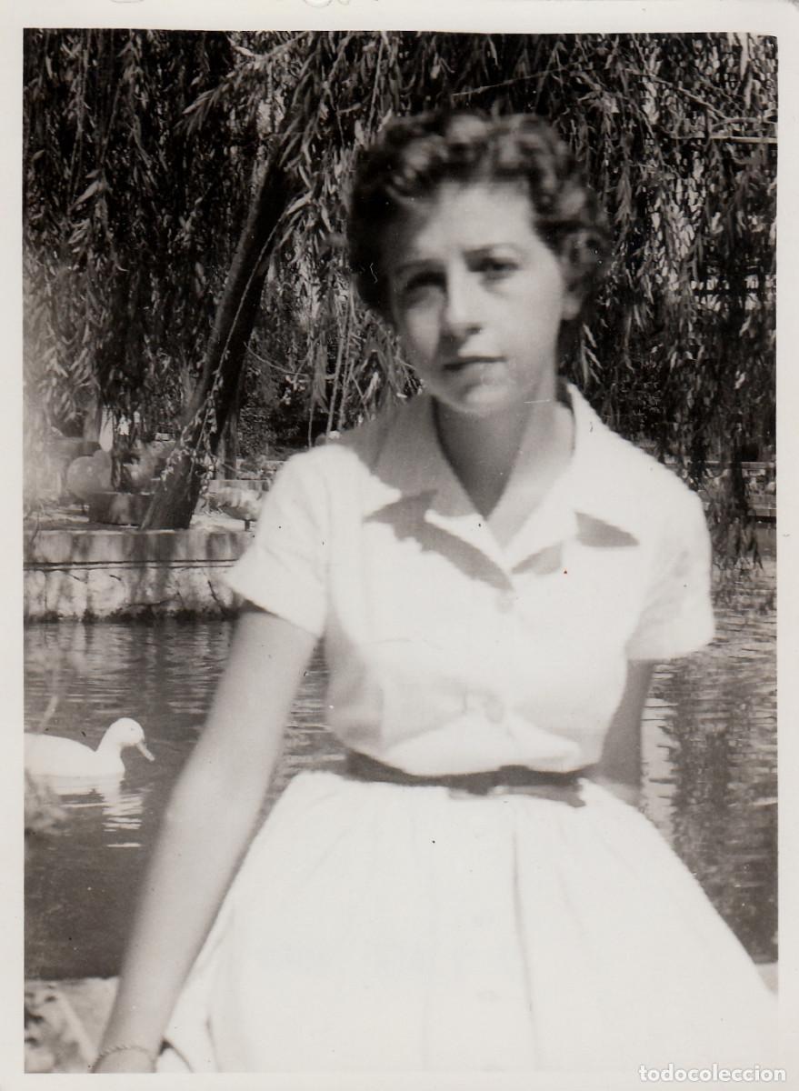 Fotograf&iacute;a antigua: Chica en el estanque de Viveros, Valencia. A&ntilde;os 50 pc