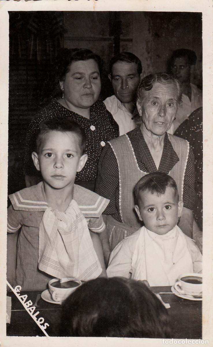 Fotograf&iacute;a antigua: Graciosa foto. Ni&ntilde;os tomando un chocolate. &Aacute;balos, Valencia. A&ntilde;os 50 pc