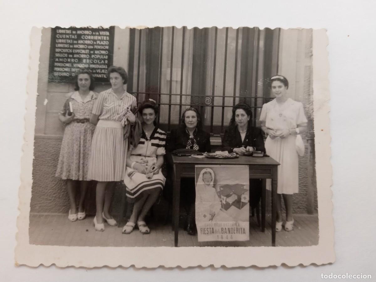 Fotograf&iacute;a antigua: FOTO DE SE&Ntilde;ORAS EN MESA PETITORIA DEL DIA DE LA BANDERITA . DE FOTO NOVO, BARCELONA
