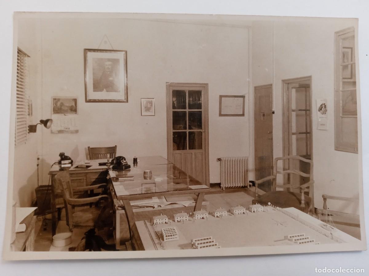 Fotograf&iacute;a antigua: FOTO DE UNA OFICINA DE URBANISMO O SIMILAR, CON UNA MAQUETA, 1954 .... 11,5 X 17 CM
